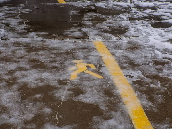 Желтый Дорожный Знак Льдом Асфальтовая Дорога Пешеходов Помечена Специальным Знаком — стоковое фото