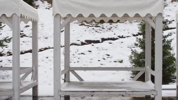 Cadeiras Praia Madeira Branca Vazias Dia Inverno Foto Livre Espreguiçadeiras — Vídeo de Stock