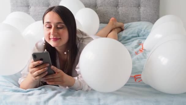 Woman White Clothes Lying White Color Balloons Bed Portrait Smiling — Vídeo de Stock