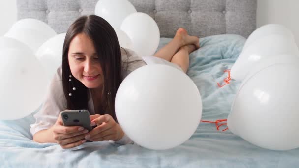 Woman White Clothes Lying White Color Balloons Bed Portrait Smiling — Vídeos de Stock