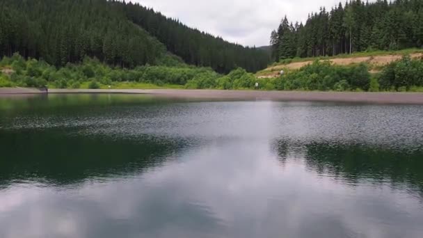 Lago Las Montañas Los Cárpatos Día Nublado Verano Pequeño Lago — Vídeos de Stock