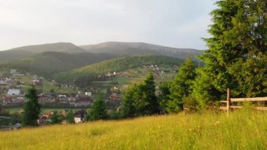 Carpathian dağlarında gün batımı. Bukovel, Ukrayna 'da akşam. Güzel doğal manzara. Akşam ışığı vadiyi aydınlatır. Toprağın güzelliğini keşfedin.