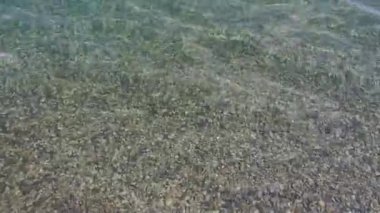 Su yüzeyi dokusu. Bukovel 'deki gölün suyunda dalgalar. Ukrayna 'nın batısında yer alan Doğu Avrupa' nın en büyük kayak merkezidir. Gölde rüzgarla dalgalanan berrak su yüzeyi.