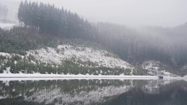 Wintermeer Bos Karpaten Oekraïne Landschappen Met Naaldbos Een Bewolkte Sneeuwdag — Stockvideo