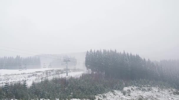 Dřevěné Molo Zimním Jezeře Karpat Ukrajina Krajina Jehličnatým Lesem Zamračeného — Stock video