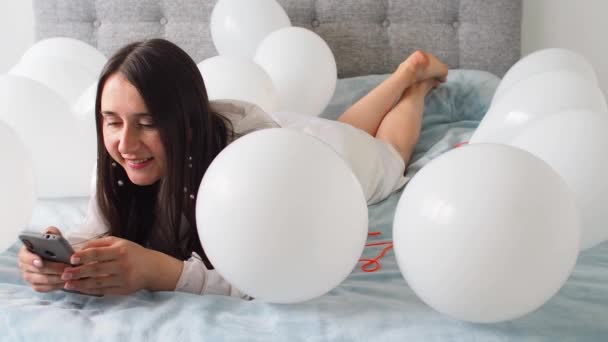 Woman White Clothes Lying White Color Balloons Bed Portrait Smiling — Stok Video