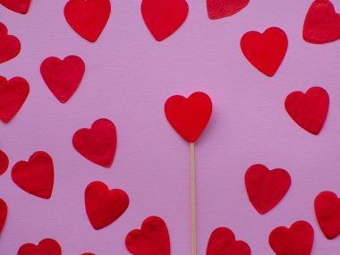 Pastel pembe arka plan üzerine kırmızı kalp kağıdı, fotokopi alanı ile üst manzara. Tebrik kartı. Sevgililer Günü tatili konsepti. Bir sürü kalp şeklinde kâğıdı ve yazı için yeri olan düz bir yer. 14 Şubat. 