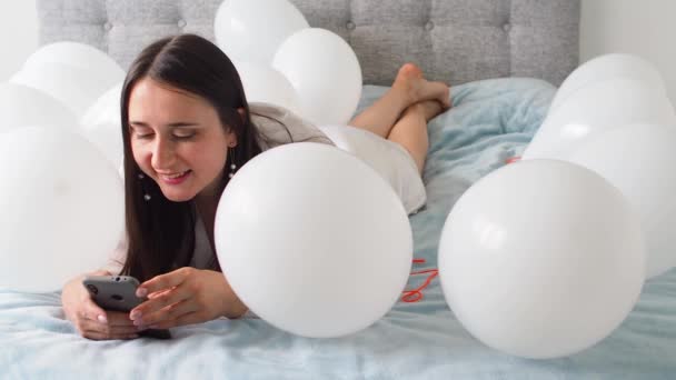 Woman White Clothes Lying White Color Balloons Bed Portrait Smiling — Vídeos de Stock