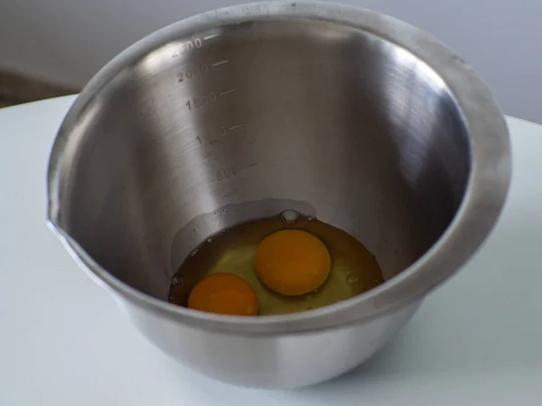 金属碗与新鲜的双层蛋黄鸡蛋碎在其中 用于烹调自制甜点或煎蛋卷 把两个鸡蛋放进金属碗里做面团 — 图库照片