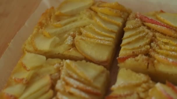 アップルバニラ広場 自家製アップルパイにリンゴのスライスがトッピングされています フォークでダークプレートにおいしいフルーツバニラケーキを提供しています リンゴの薄切りはしっかりと詰められ 粉砂糖 — ストック動画
