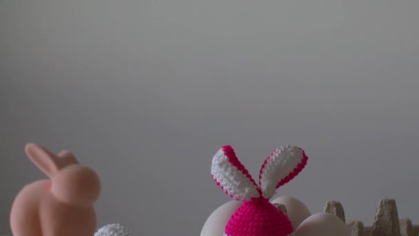 Barevné Klobouky Ušima Velikonoční Vajíčka Háčkovaný Klobouk Králičíma Ušima Velikonoční — Stock video
