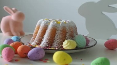 Renkli yumurtalı ve pembe tavşanlı Paskalya pastası. Süzme peynir paşası. Geleneksel tatlı ve pembe tavşanlı Paskalya masası. Mutlu Paskalyalar, lezzetli tatlı. 