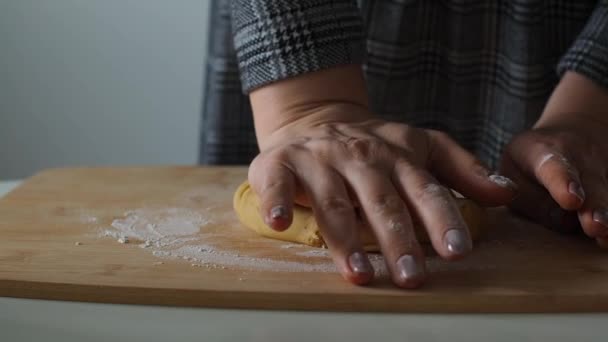 Donna Sta Impastando Pasta Tavolo Legno Pasticcini Fatti Casa Preparazione — Video Stock