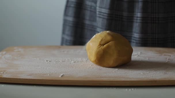 Kradnę Forsę Ciasto Posypać Mąką Drewnianym Stole Przygotowanie Ciasta Lub — Wideo stockowe