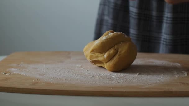 Kadın Hamuru Ahşap Bir Tahtada Merdaneyle Yuvarlıyor Paskalya Için Pasta — Stok video