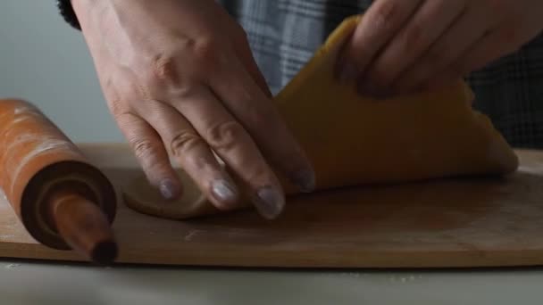 Femme Déroule Pâte Avec Rouleau Pâtisserie Sur Une Planche Bois — Video