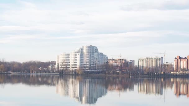 伊凡诺 弗兰科夫斯克湖早上 从城市湖中俯瞰城市 在湖畔建造中的公寓或建筑物 城市景观反映在城市湖水中的高楼 — 图库视频影像