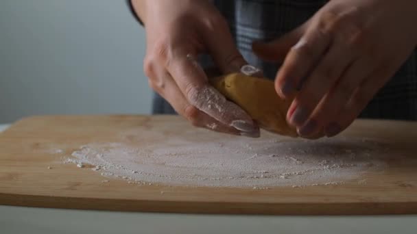 Kobieta Ugniata Ciasto Drewnianym Stole Wypieki Domowe Przygotowanie Ciasta Lub — Wideo stockowe