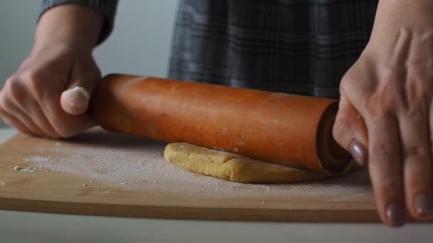 Femme Déroule Pâte Avec Rouleau Pâtisserie Sur Une Planche Bois — Video