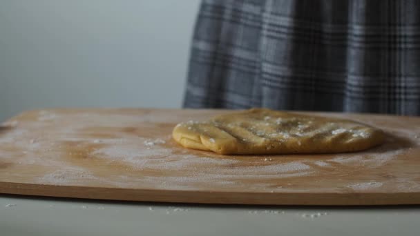 Kobieta Zwija Ciasto Wałkiem Drewnianej Desce Przygotowanie Ciasta Lub Ręcznie — Wideo stockowe
