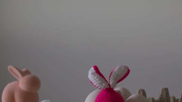 彩色钩针帽 有耳朵的复活节彩蛋 有小兔子耳朵的交叉帽 复活节贺卡 复活节快乐的概念与可爱的手工蛋与针织兔子帽与复制空间 — 图库视频影像