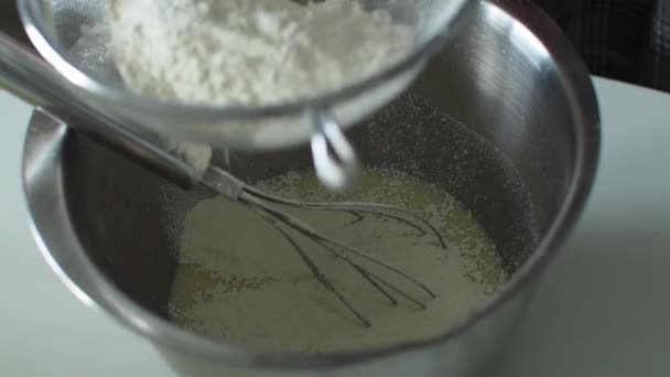 将白粉通过筛子筛入白桌背景的金属碗中 苹果蛋糕和面包店面团准备用的面粉 做松饼 饼干的步骤 烘焙过程一步一步 — 图库视频影像