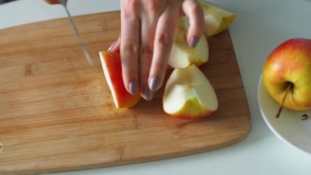 Ruce Krájí Šťavnatá Čerstvá Jablka Nožem Řezací Desce Ženské Ruce — Stock video