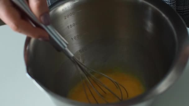 계란에 설탕을 반죽을 만든다 손으로 위스키를 금속제 그릇에 달걀을 두드린다 — 비디오