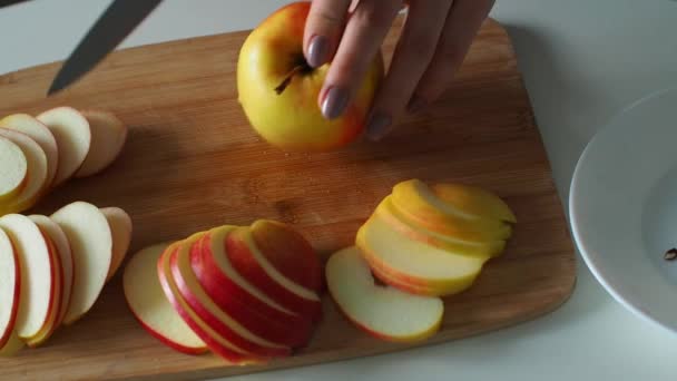 Kezek Felszeletelnek Egy Lédús Friss Almát Egy Késsel Vágódeszkán Női — Stock videók