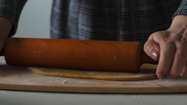 Kadın Hamuru Ahşap Bir Tahtada Merdaneyle Yuvarlıyor Paskalya Için Pasta — Stok video