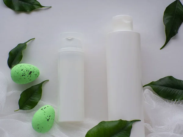 Bienestar Belleza Concepto Pascua Establecer Botellas Blancas Huevos Verdes Espacio — Foto de Stock