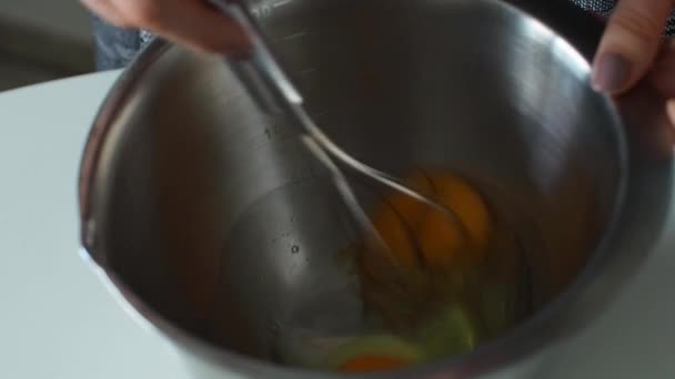 Memukuli Telur Dengan Kocokan Tangan Untuk Membuat Adonan Tangan Mengalahkan — Stok Video