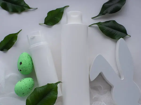 Bienestar Belleza Concepto Pascua Conjunto Botellas Blancas Huevos Verdes Conejito — Foto de Stock