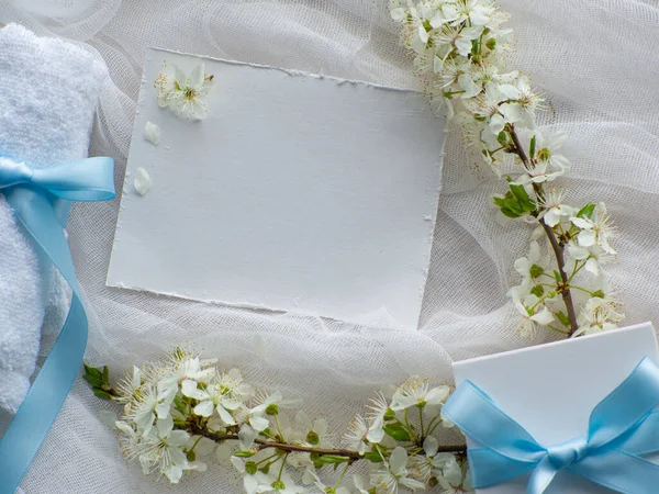 Гілочки Вишневих Квітів Подарункова Коробка Синім Бантом Паперовою Карткою Копією — стокове фото