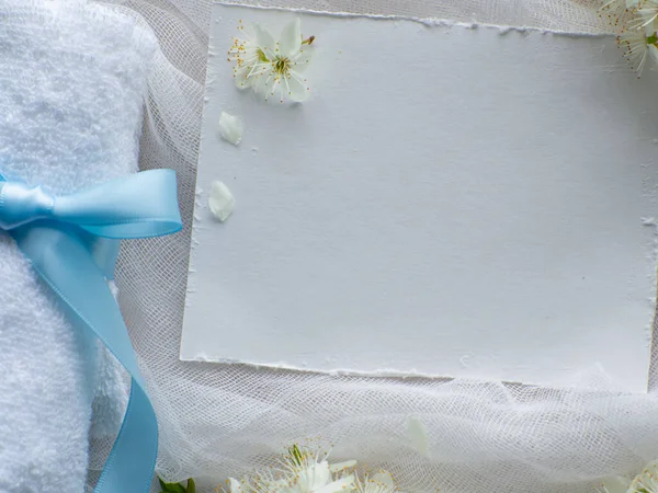 Kiraz Çiçeği Dalları Mavi Kurdeleli Havlu Beyaz Arka Planda Fotokopi — Stok fotoğraf