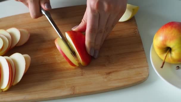 Hände Schneiden Saftige Frische Äpfel Mit Einem Messer Auf Ein — Stockvideo