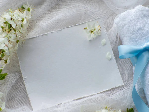 Ramitas Flores Cerezo Toalla Con Lazo Azul Tarjeta Papel Con —  Fotos de Stock