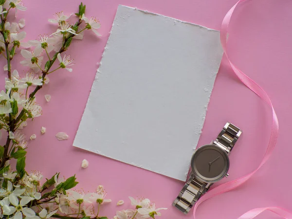 Relógio Mão Das Mulheres Fundo Rosa Com Flores Cereja Espaço — Fotografia de Stock