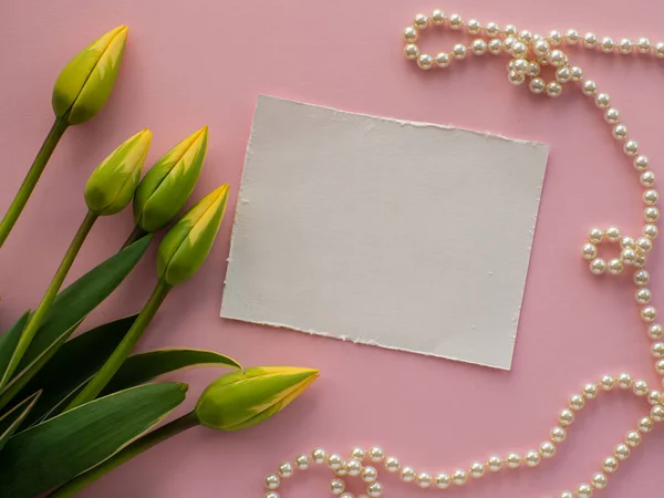 Collar Para Mujer Sobre Fondo Rosa Con Flores Tulipán Espacio —  Fotos de Stock