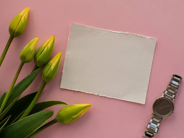 Relógio Mão Das Mulheres Fundo Rosa Com Flores Tulipa Espaço — Fotografia de Stock
