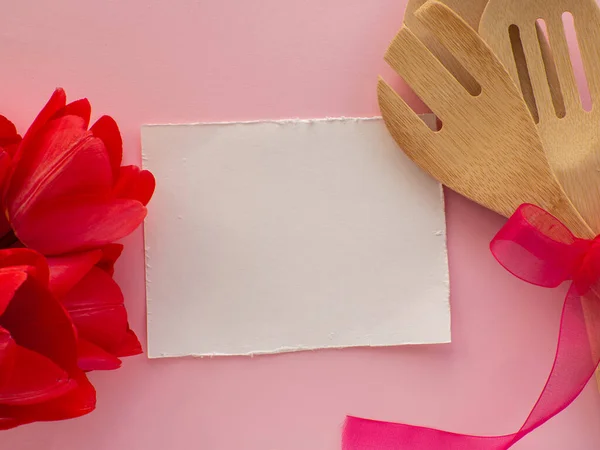Kırmızı Lale Çiçekleri Mutfak Aletleri Pembe Arka Planda Beyaz Kâğıt — Stok fotoğraf