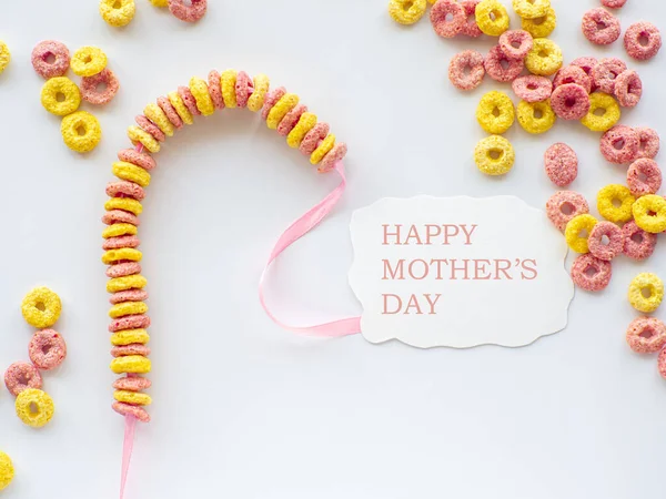 母亲节可吃的Diy手镯或项链 Diy为孩子 用根状环状麦片制成的手镯 为母亲节用水果圈做礼物 快乐妈妈日 短信的背景 — 图库照片