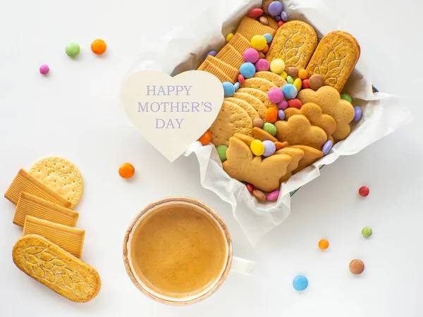 在篮子里分类饼干和糖果 还有快乐的母亲节祝福 母亲节那天 为母亲手工制作的护理包和咖啡杯 糖果礼品盒 粥和饼干 妈妈的早餐 — 图库照片
