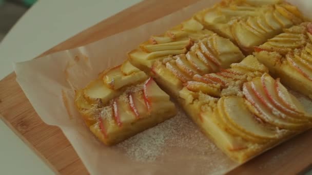 アップルバニラ広場 自家製アップルパイにリンゴのスライスがトッピングされています フォークでダークプレートにおいしいフルーツバニラケーキを提供しています リンゴの薄切りはしっかりと詰められ 粉砂糖 — ストック動画