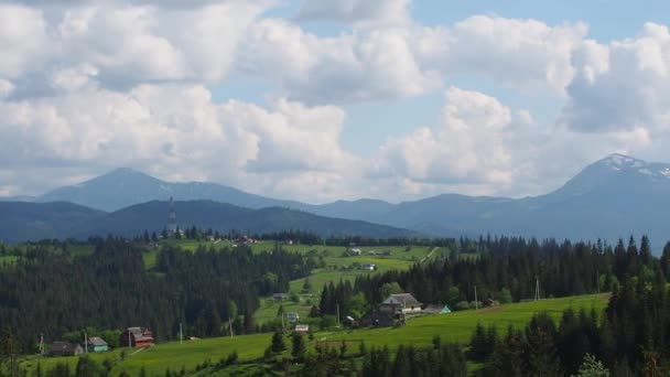 Paesaggio Carpatico Con Cielo Nuvoloso Prati Verdi Nelle Montagne Vicino — Video Stock