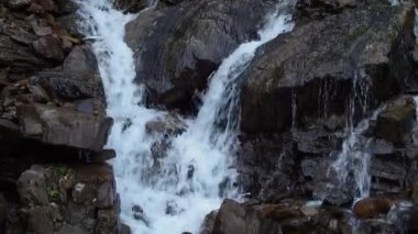 Cascade Trufanets Şelalesi. Ukrayna Karpat Dağları 'ndaki şelale manzarası. Su kayaların üzerinden güzel bir şekilde akar. Dağ nehri. Dağlarda güzel büyük bir şelale.