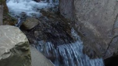 Cascade Trufanets Şelalesi. Ukrayna Karpat Dağları 'ndaki şelale manzarası. Su kayaların üzerinden güzel bir şekilde akar. Dağ nehri. Dağlarda güzel büyük bir şelale.