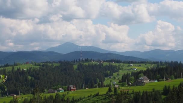 喀尔巴阡山 多云的天空 森林附近山上的绿色草地 喀尔巴阡山脉地区的生活方式 生态保护的概念 探索世界的美丽 — 图库视频影像