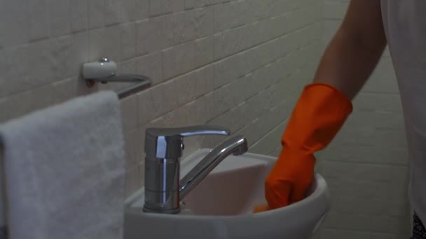 Reiniging Badkamer Wastafel Kraan Met Wasmiddel Oranje Rubberen Handschoenen Met — Stockvideo
