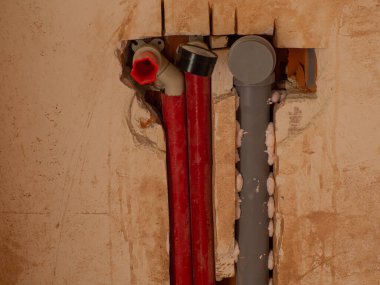 Daireye ısıtma ve su boruları kuruluyor. Su ve ısıtma sistemleri için bakım işleri. Tesisat ve tadilat kavramı.